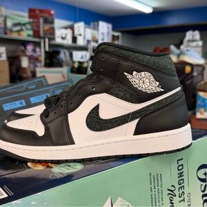 Jordan 1 SE Mid Panda Elephant Size 9